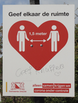 901650 Afbeelding van corona-waarschuwingsbord van de gemeente Utrecht op het pleintje ('Denise Goossensplein') bij de ...